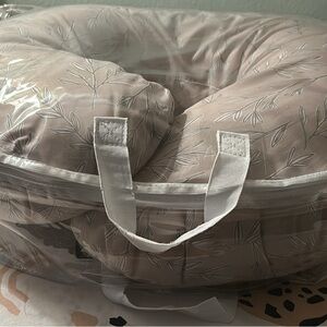Leaf Patterned Nursing Pillow